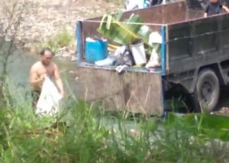 Seorang Warga Buang Sampah 1 Truck Ke Sungai Cikawasen