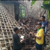 Foto : Rumah Milik Jenal Warga Sukaharja Nyaris Rata Dengan Tanah Akibat Terpaan Cuaca Buruk