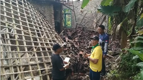 Foto : Rumah Milik Jenal Warga Sukaharja Nyaris Rata Dengan Tanah Akibat Terpaan Cuaca Buruk